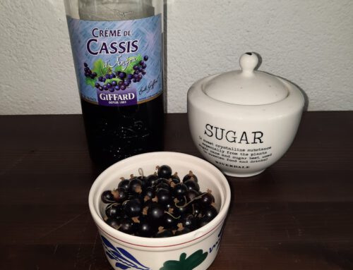 Zelf zwarte bessensaus maken.