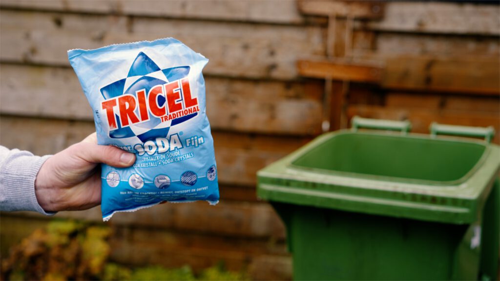 Hoe je met soda je terrastegels schoon kunt maken.