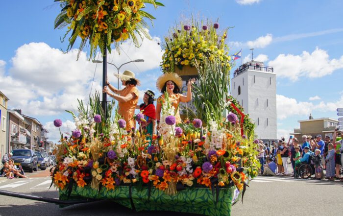 Flower Parade Rijnsburg door de straten van Rijnsburg, Katwijk en Noordwijk in tweede weekend van augustus.