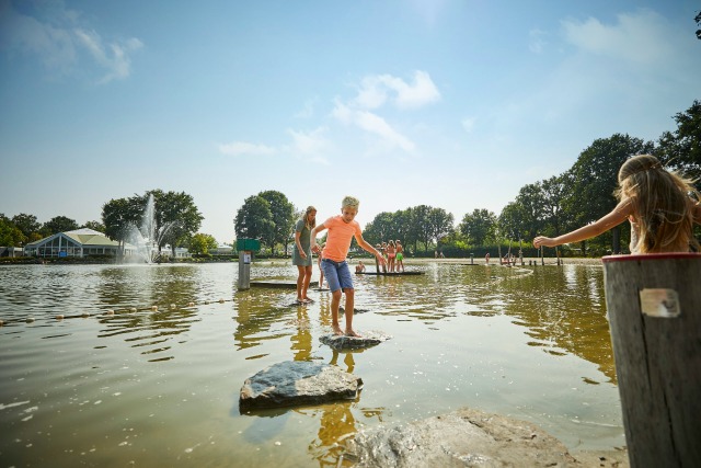 Dagstrand stapstenen op De Leistert vakantiepark.