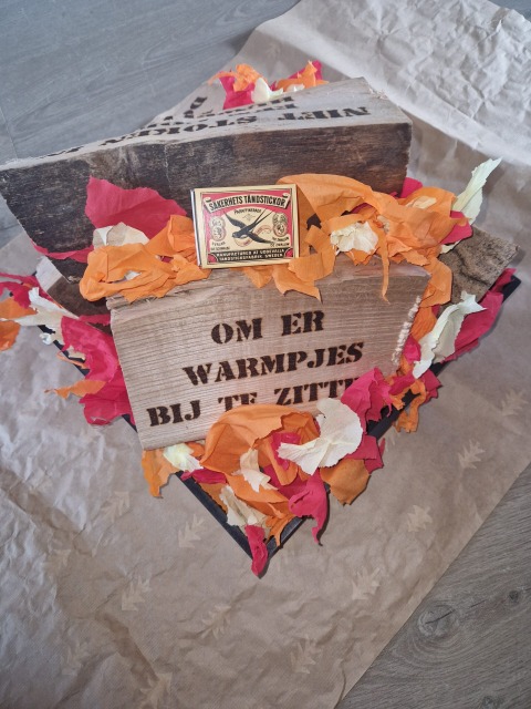 Gebrande haardblokken als origineel cadeau huwelijksjubileum.