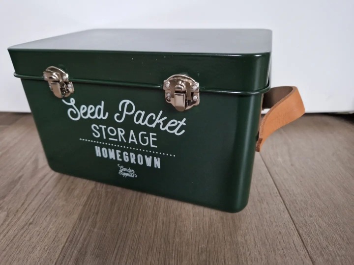 Groene zadenopbergdoos van Moestuinieren met kinderen.