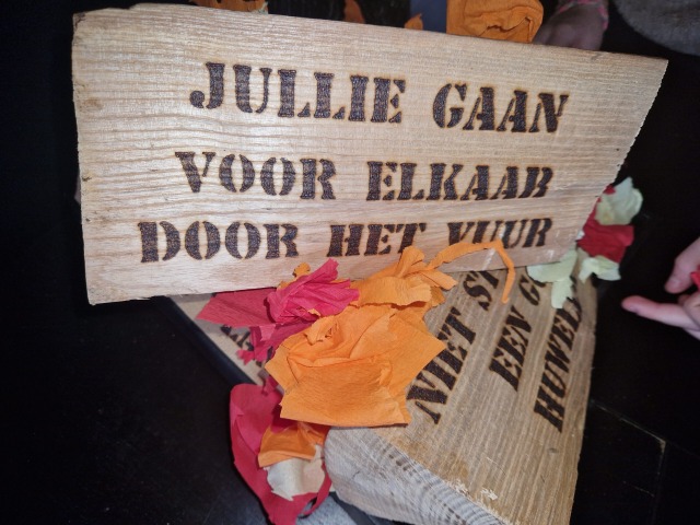 Jullie gaan voor elkaar door het vuur gebrand op houtblok.