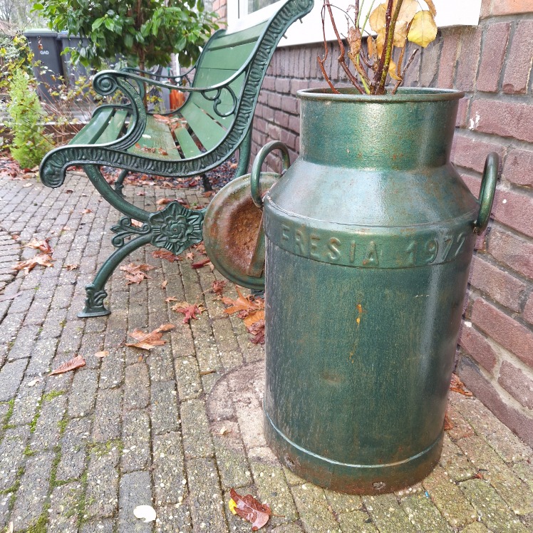 Onmisbare items ultieme buitenleven als melkbus.