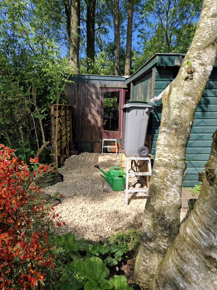 Veranda weg tuinkamer met openslaande deuren.